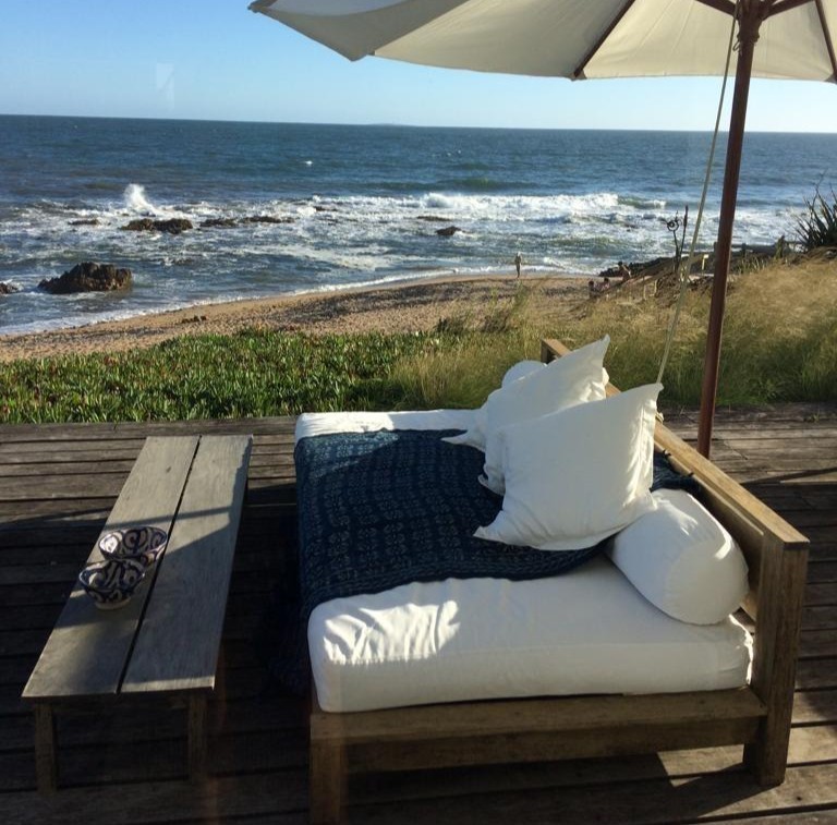 Espectacular casa sobre el mar en la Posta en alquiler y venta.